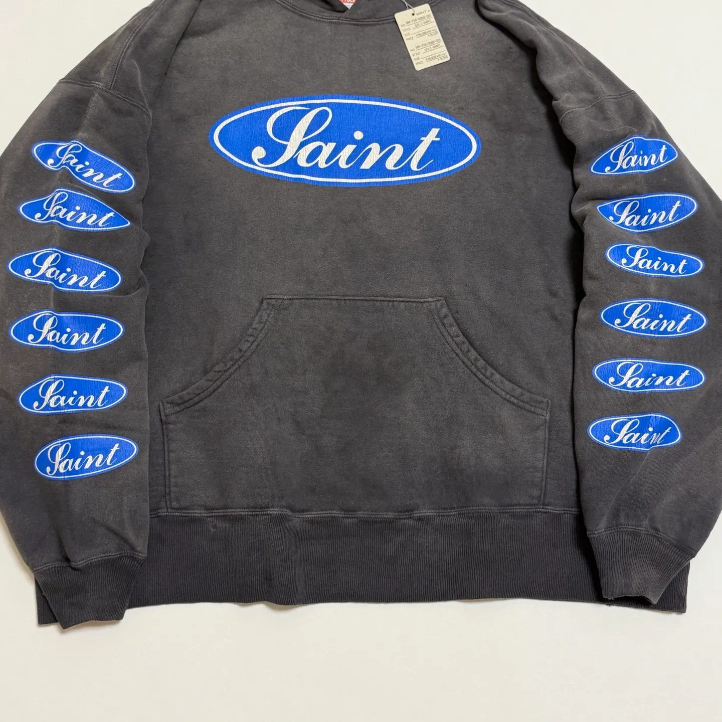 SAINT Mxxxxxx HOODIE/LOVE AMONG/BLK blue SAINT barrage slogan hoodie, washed black S-XL, the latest version, revised many times, the version is closer to the original version, and the street flavor is stronger! Heavy washing with water-sprayed fading process for stronger distressing effect. Handmade wormhole destruction treatment. Authentic level extreme distressed crack printing. The main mark and wash mark are all correct versions.